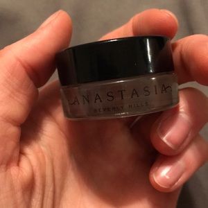 Anastasia Dipbrow in Soft brown